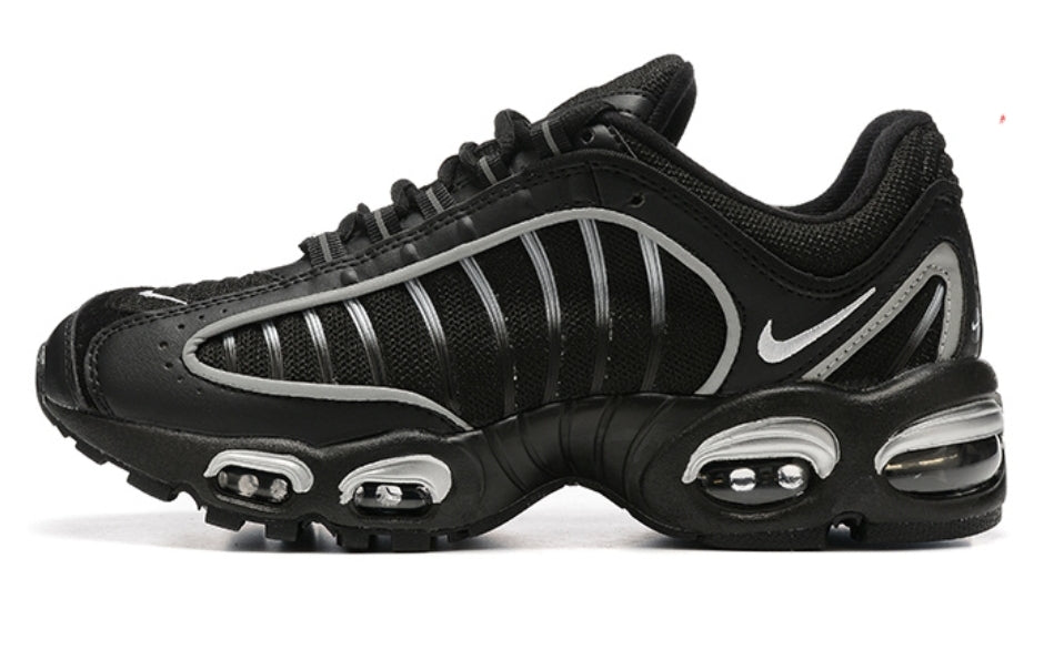 Les baskets Nike Air Max Tailwind 4 offrent un style emblématique et une performance exceptionnelle.

 leur design audacieux. Pas Cher. Le moins cher.