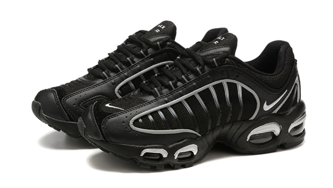 Les baskets Nike Air Max Tailwind 4 offrent un style emblématique et une performance exceptionnelle.

 leur design audacieux. Pas Cher. Le moins cher.