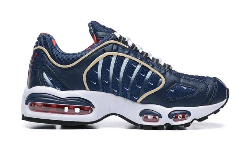 Les baskets Nike Air Max Tailwind 4 offrent un style emblématique et une performance exceptionnelle.

 leur design audacieux. Pas Cher. Le moins cher.