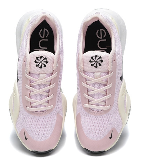 Les baskets Nike Air Zoom combinent style et performance, offrant une expérience unique. Leur design élégant. Pas cher. Le moins Cher.