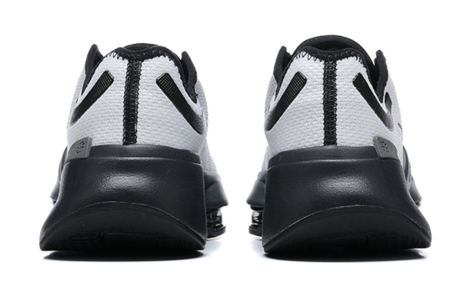 Les baskets Nike Air Zoom combinent style et performance, offrant une expérience unique. Leur design élégant. Pas cher. Le moins Cher.