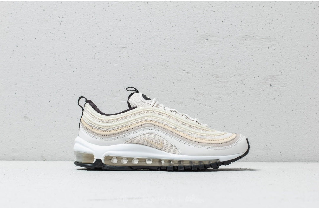 Les baskets Nike Air Max 97 sont synonymes de style emblématique et de confort absolu. Leur design ondulé distinctif.pas cher. Le moins cher. 