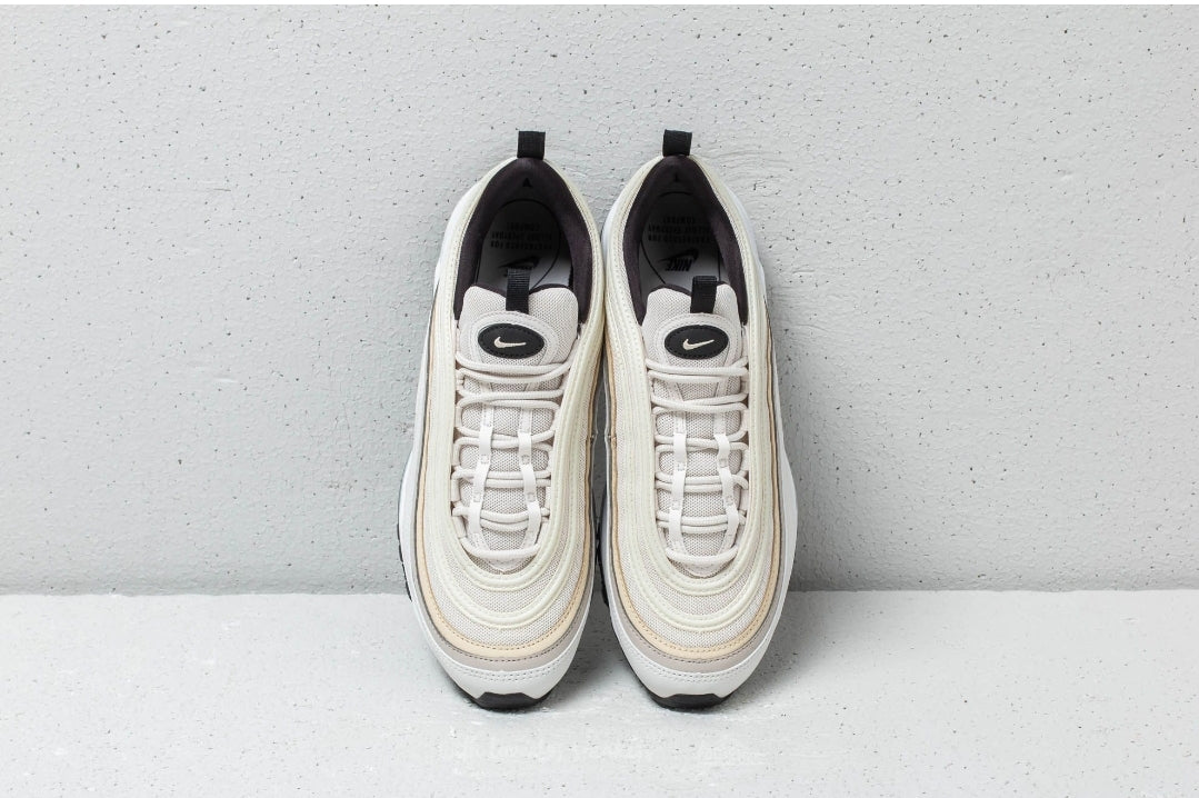 Les baskets Nike Air Max 97 sont synonymes de style emblématique et de confort absolu. Leur design ondulé distinctif.pas cher. Le moins cher. 