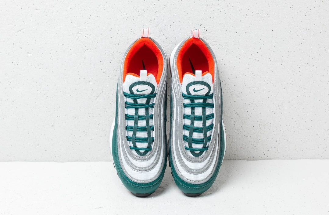 Les baskets Nike Air Max 97 sont synonymes de style emblématique et de confort absolu. Leur design ondulé distinctif.pas cher. Le moins cher. 