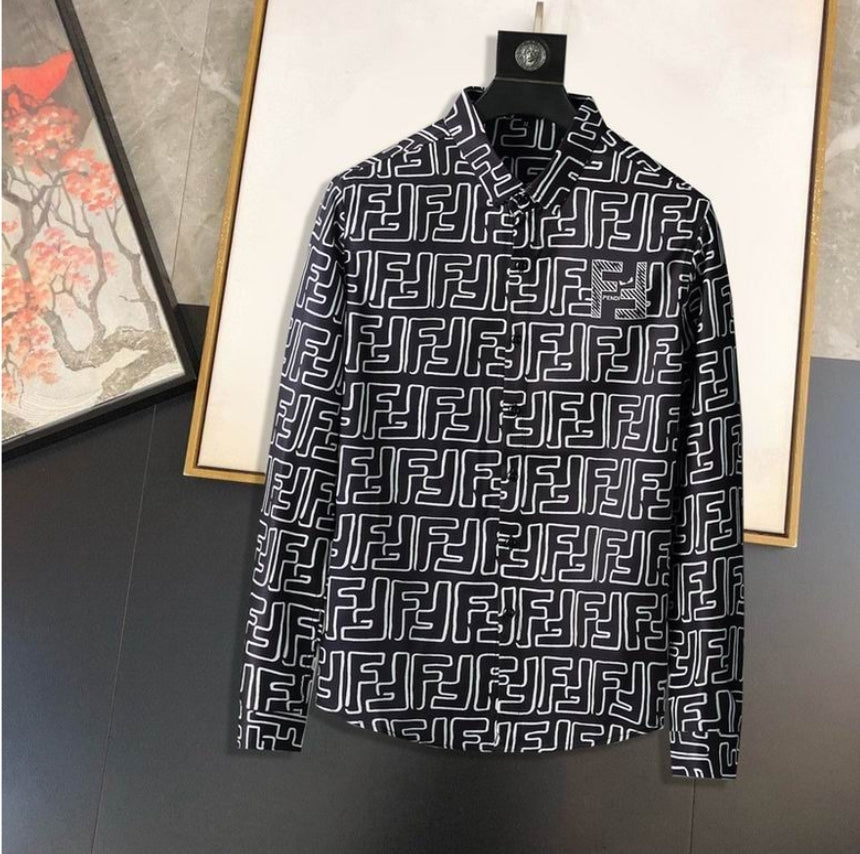 Les chemises Fendi incarnent l’élégance et le style raffiné. Avec leur design audacieux et leur qualité irréprochable, elles s’imposent comme un incontournable pour les amateurs de mode.