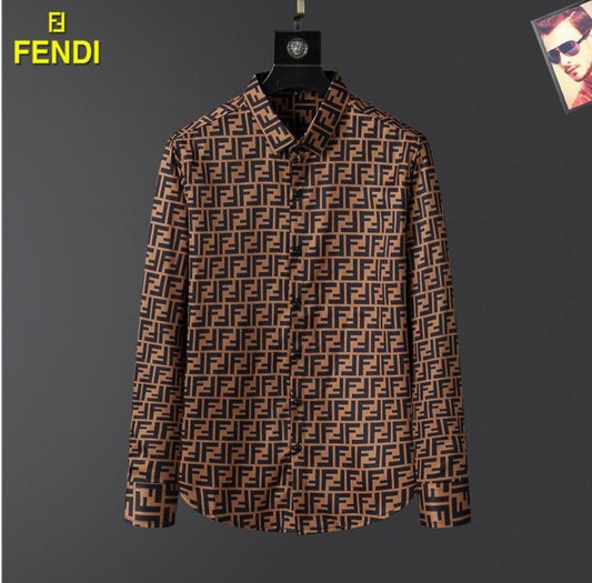 Les chemises Fendi incarnent l’élégance et le style raffiné. Avec leur design audacieux et leur qualité irréprochable, elles s’imposent comme un incontournable pour les amateurs de mode.