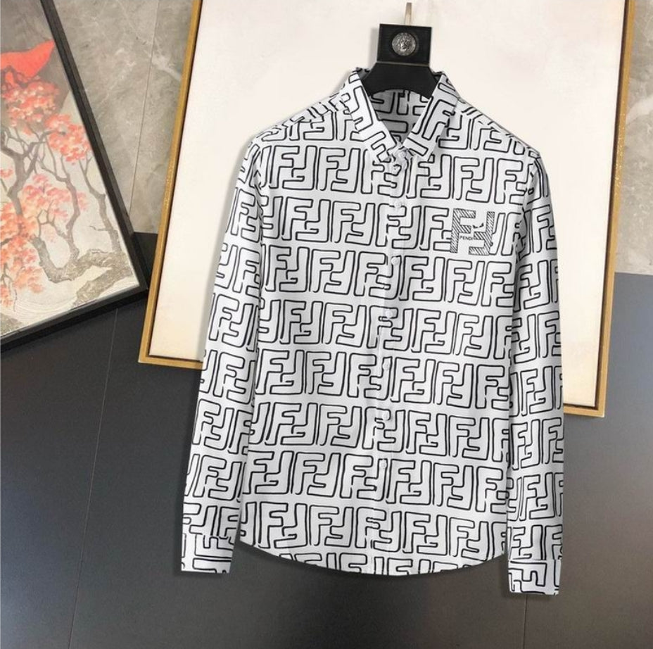 Les chemises Fendi incarnent l’élégance et le style raffiné. Avec leur design audacieux et leur qualité irréprochable, elles s’imposent comme un incontournable pour les amateurs de mode. Fabriquées avec des tissus haut de gamme, ces chemises offrent un confort inégalé et une allure sophistiquée