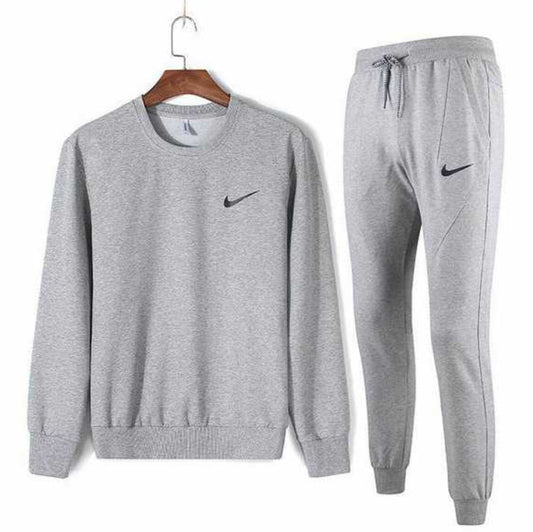 Les ensembles survêtement Nike combinent performance et style de manière exemplaire. Leur design dynamique.pas cher.le moins cher.