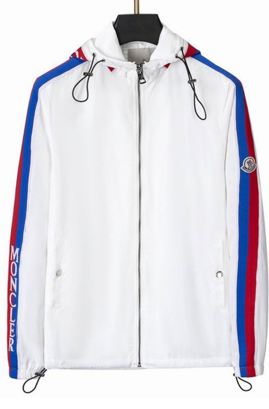 Les vestes Moncler allient élégance et modernité. Leur design sophistiqué et leurs matériaux haut de gamme en font un choix incontournable.pas cher.le moins cher.