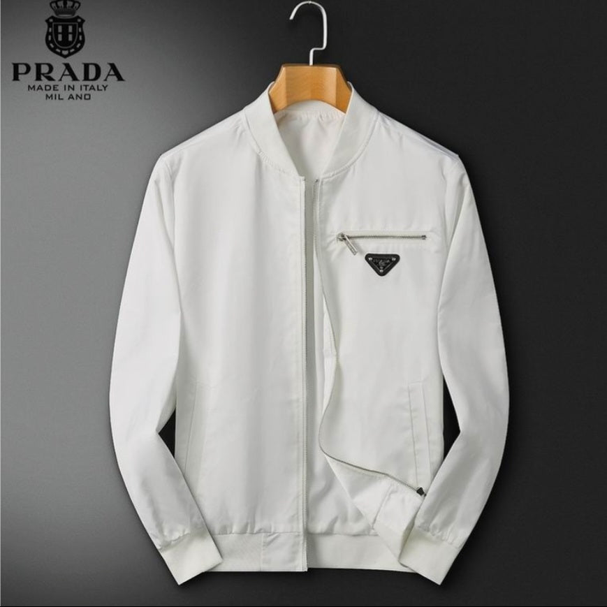 Les vestes Prada pour homme incarnent un style sophistiqué et une qualité exceptionnelle, reflétant l’expertise de la marque dans la mode haut de gamme.au meilleur prix. Le moins cher 