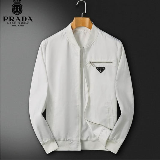 Les vestes Prada pour homme incarnent un style sophistiqué et une qualité exceptionnelle, reflétant l’expertise de la marque dans la mode haut de gamme.au meilleur prix. Le moins cher 