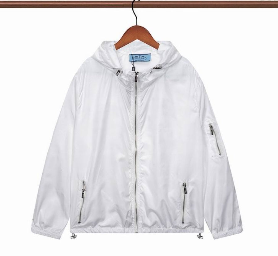 Les vestes Prada pour homme incarnent un style sophistiqué et une qualité exceptionnelle, reflétant l’expertise de la marque dans la mode haut de gamme