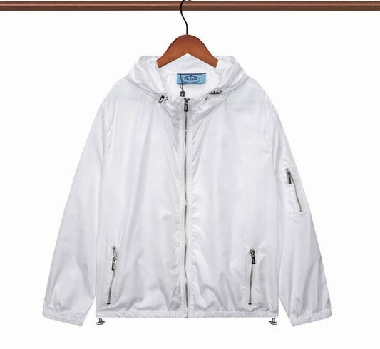 Les vestes Prada pour homme incarnent un style sophistiqué et une qualité exceptionnelle, reflétant l’expertise de la marque dans la mode haut de gamme