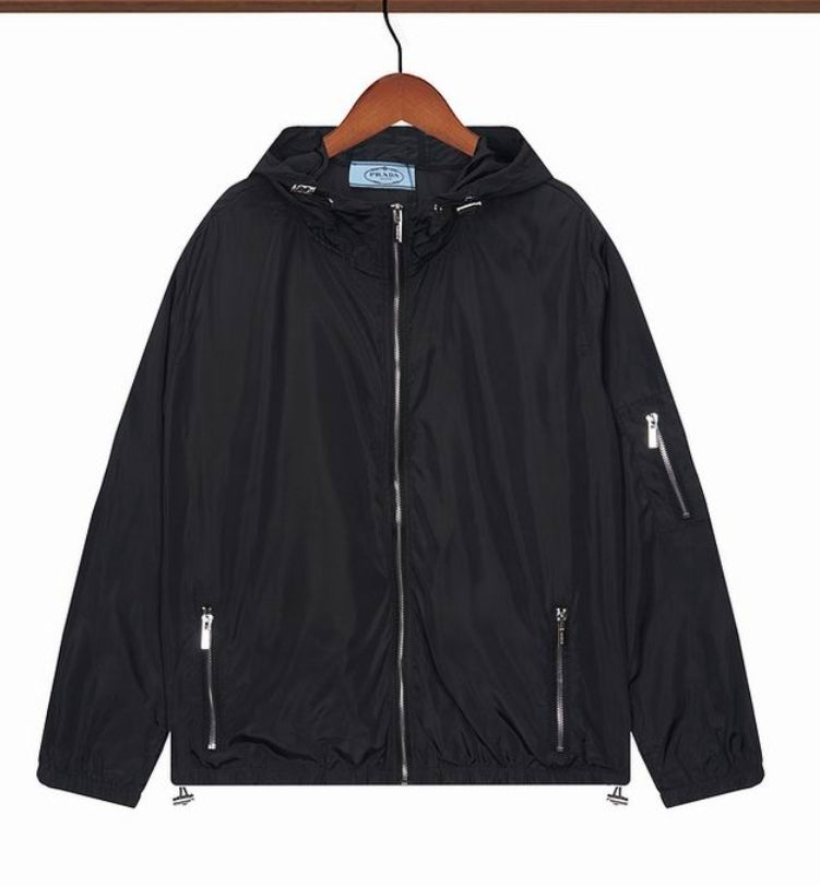 Les vestes Prada pour homme incarnent un style sophistiqué et une qualité exceptionnelle, reflétant l’expertise de la marque dans la mode haut de gamme