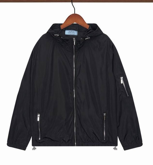 Les vestes Prada pour homme incarnent un style sophistiqué et une qualité exceptionnelle, reflétant l’expertise de la marque dans la mode haut de gamme
