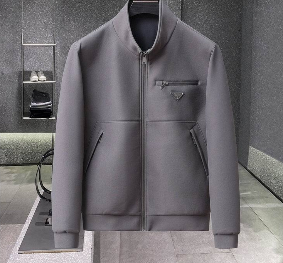 Les vestes Prada pour homme incarnent un style sophistiqué et une qualité exceptionnelle, reflétant l’expertise de la marque dans la mode haut de gamme