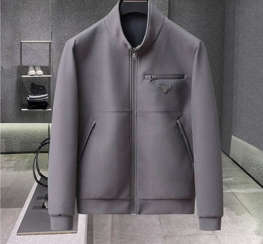 Les vestes Prada pour homme incarnent un style sophistiqué et une qualité exceptionnelle, reflétant l’expertise de la marque dans la mode haut de gamme