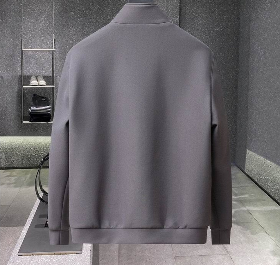 Les vestes Prada pour homme incarnent un style sophistiqué et une qualité exceptionnelle, reflétant l’expertise de la marque dans la mode haut de gamme