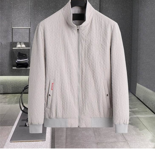 Les vestes Prada pour homme incarnent un style sophistiqué et une qualité exceptionnelle, reflétant l’expertise de la marque dans la mode haut de gamme