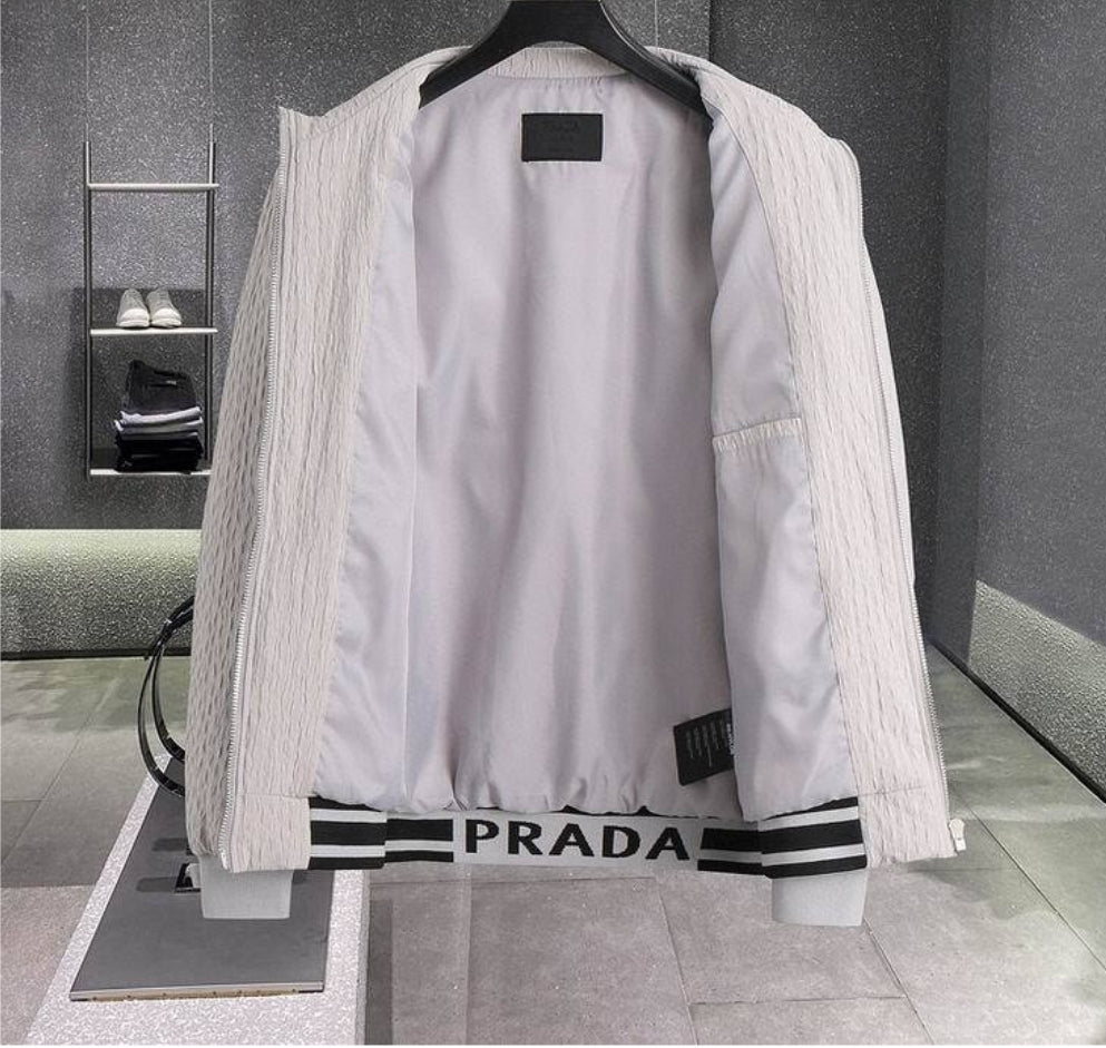 Les vestes Prada pour homme incarnent un style sophistiqué et une qualité exceptionnelle, reflétant l’expertise de la marque dans la mode haut de gamme