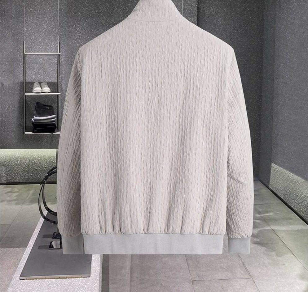 Les vestes Prada pour homme incarnent un style sophistiqué et une qualité exceptionnelle, reflétant l’expertise de la marque dans la mode haut de gamme