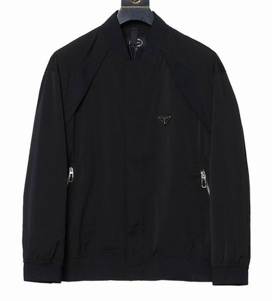 Les vestes Prada pour homme incarnent un style sophistiqué et une qualité exceptionnelle, reflétant l’expertise de la marque dans la mode haut de gamme