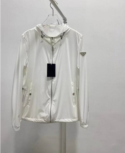 Les vestes Prada pour homme incarnent un style sophistiqué et une qualité exceptionnelle, reflétant l’expertise de la marque dans la mode haut de gamme