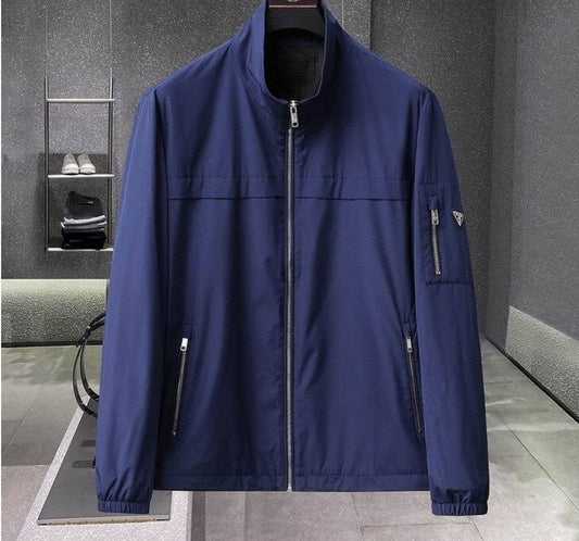 Les vestes Prada pour homme incarnent un style sophistiqué et une qualité exceptionnelle, reflétant l’expertise de la marque dans la mode haut de gamme