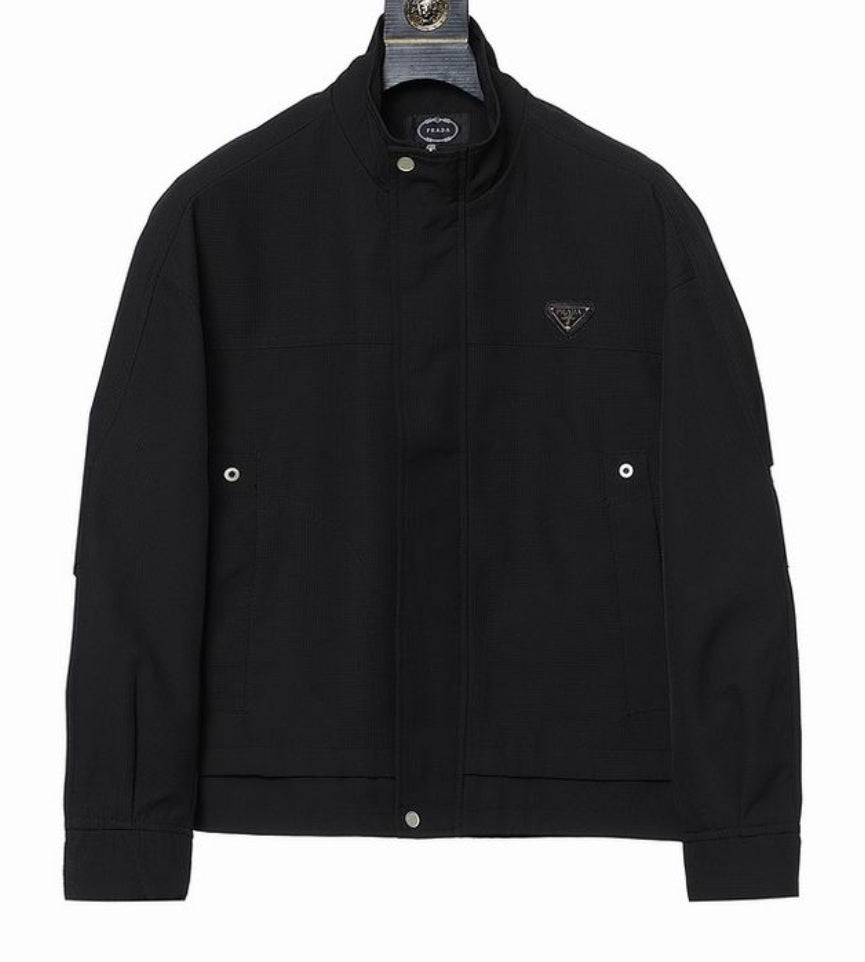 Les vestes Prada pour homme incarnent un style sophistiqué et une qualité exceptionnelle, reflétant l’expertise de la marque dans la mode haut de gamme