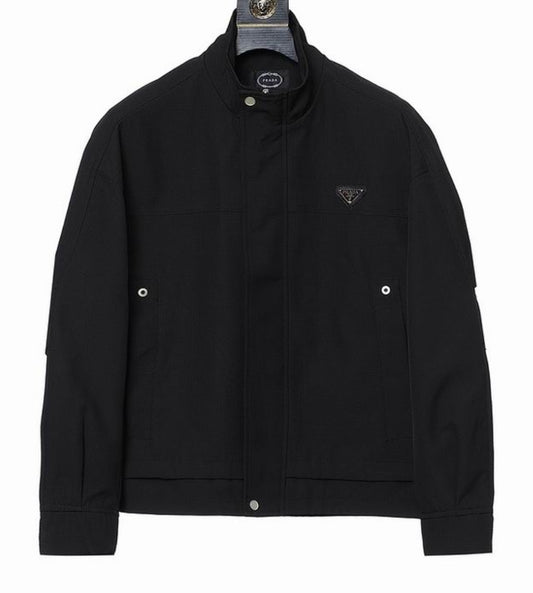 Les vestes Prada pour homme incarnent un style sophistiqué et une qualité exceptionnelle, reflétant l’expertise de la marque dans la mode haut de gamme