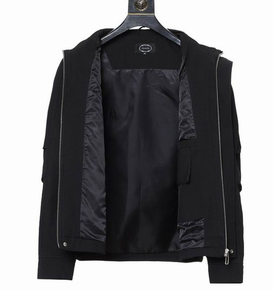 Les vestes Prada pour homme incarnent un style sophistiqué et une qualité exceptionnelle, reflétant l’expertise de la marque dans la mode haut de gamme