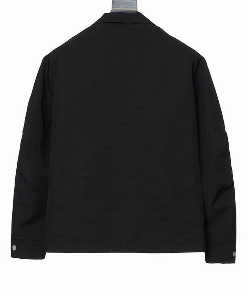 Les vestes Prada pour homme incarnent un style sophistiqué et une qualité exceptionnelle, reflétant l’expertise de la marque dans la mode haut de gamme