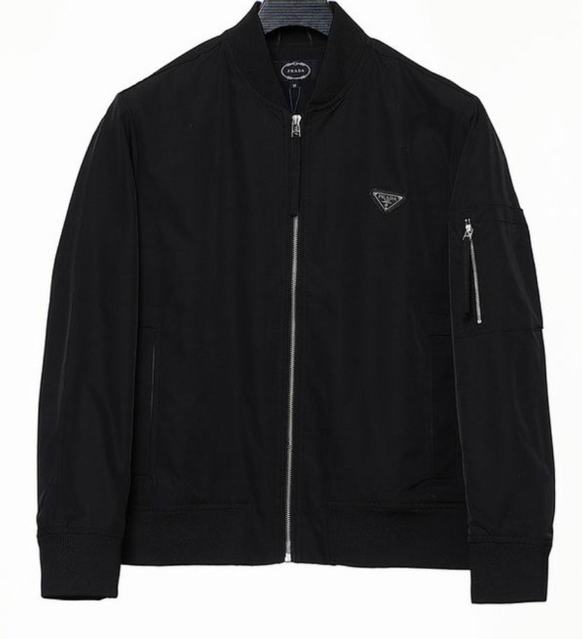 Les vestes Prada pour homme incarnent un style sophistiqué et une qualité exceptionnelle, reflétant l’expertise de la marque dans la mode haut de gamme