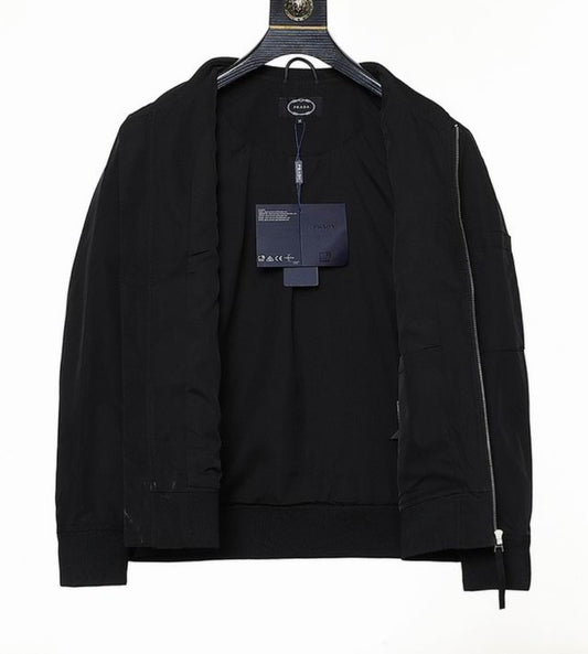 Les vestes Prada pour homme incarnent un style sophistiqué et une qualité exceptionnelle, reflétant l’expertise de la marque dans la mode haut de gamme