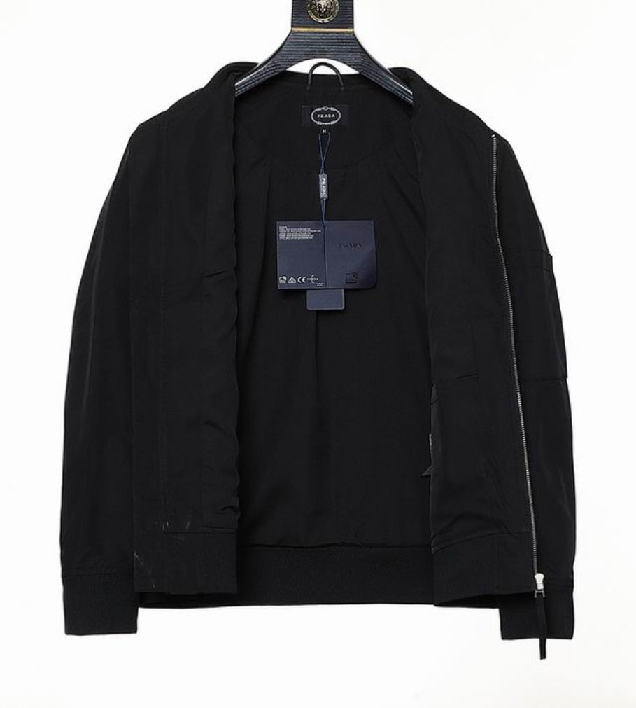 Les vestes Prada pour homme incarnent un style sophistiqué et une qualité exceptionnelle, reflétant l’expertise de la marque dans la mode haut de gamme