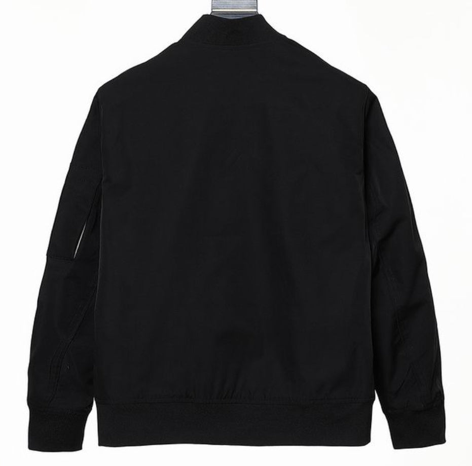 Les vestes Prada pour homme incarnent un style sophistiqué et une qualité exceptionnelle, reflétant l’expertise de la marque dans la mode haut de gamme