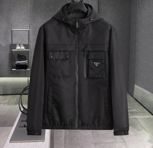 Les vestes Prada pour homme incarnent un style sophistiqué et une qualité exceptionnelle, reflétant l’expertise de la marque dans la mode haut de gamme