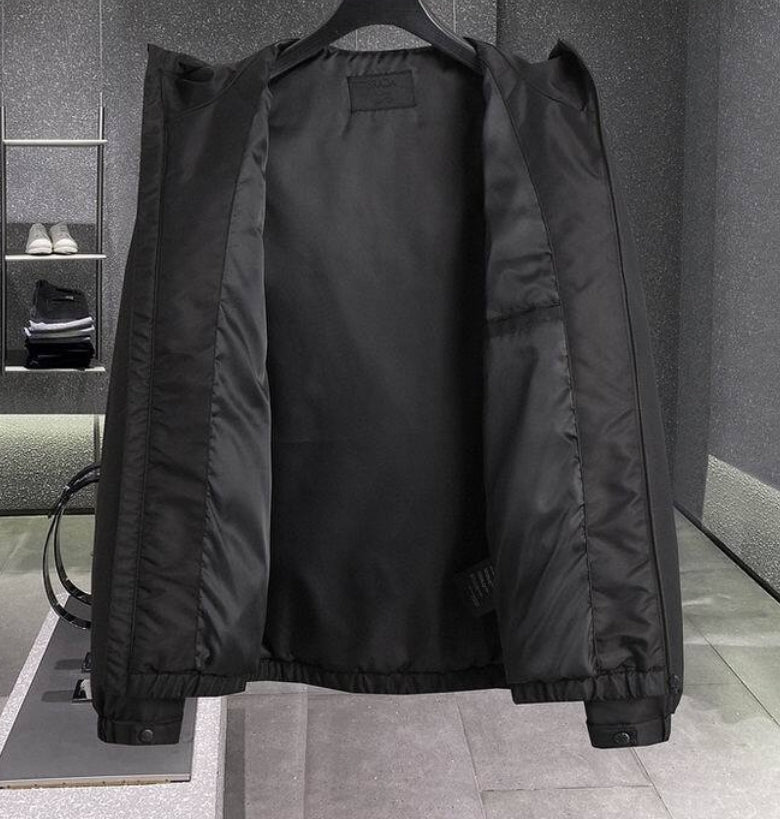 Les vestes Prada pour homme incarnent un style sophistiqué et une qualité exceptionnelle, reflétant l’expertise de la marque dans la mode haut de gamme