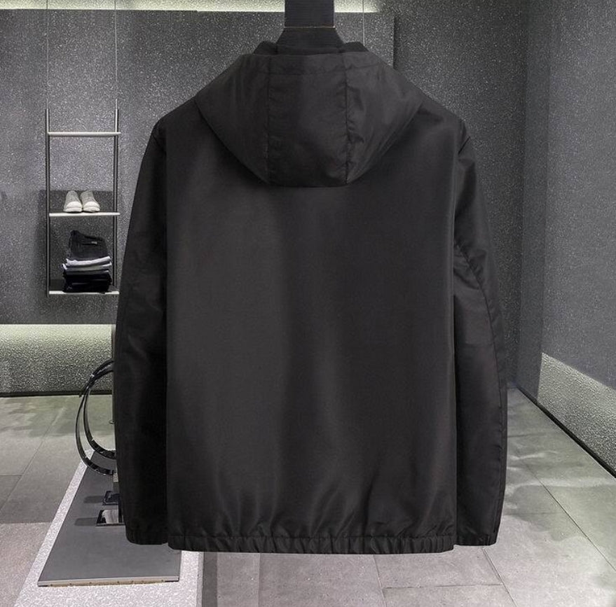 Les vestes Prada pour homme incarnent un style sophistiqué et une qualité exceptionnelle, reflétant l’expertise de la marque dans la mode haut de gamme