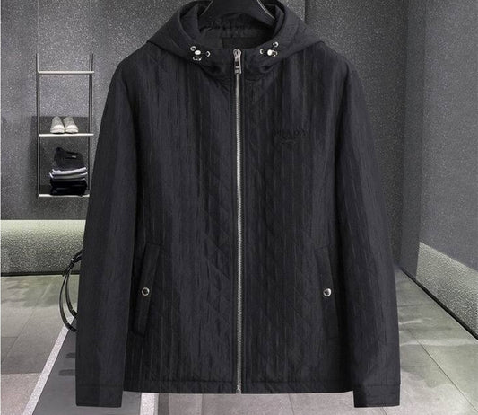 Les vestes Prada pour homme incarnent un style sophistiqué et une qualité exceptionnelle, reflétant l’expertise de la marque dans la mode haut de gamme