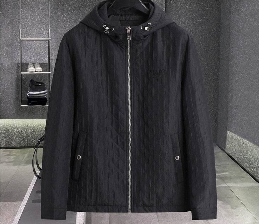 Les vestes Prada pour homme incarnent un style sophistiqué et une qualité exceptionnelle, reflétant l’expertise de la marque dans la mode haut de gamme