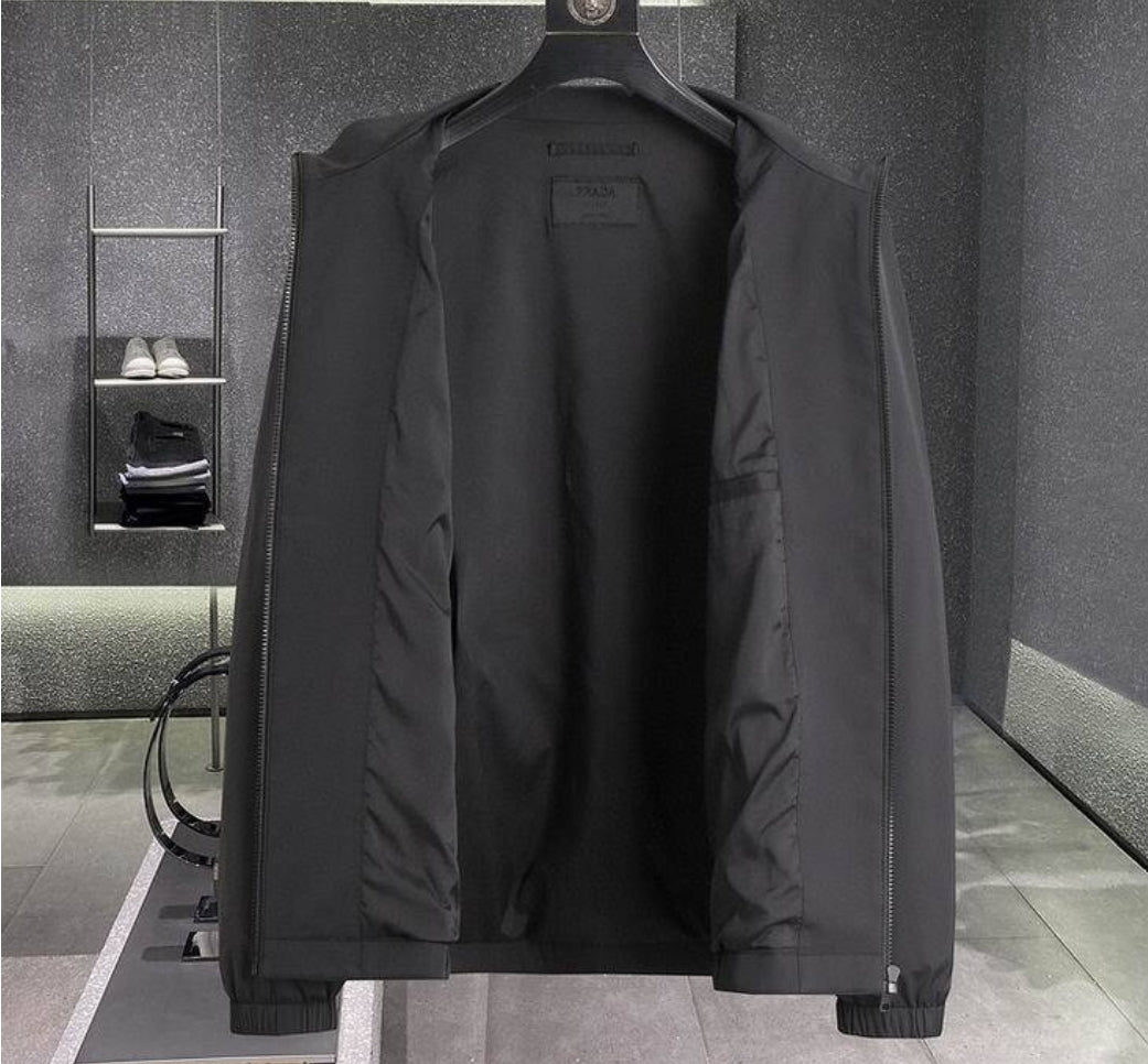 Les vestes Prada pour homme incarnent un style sophistiqué et une qualité exceptionnelle, reflétant l’expertise de la marque dans la mode haut de gamme