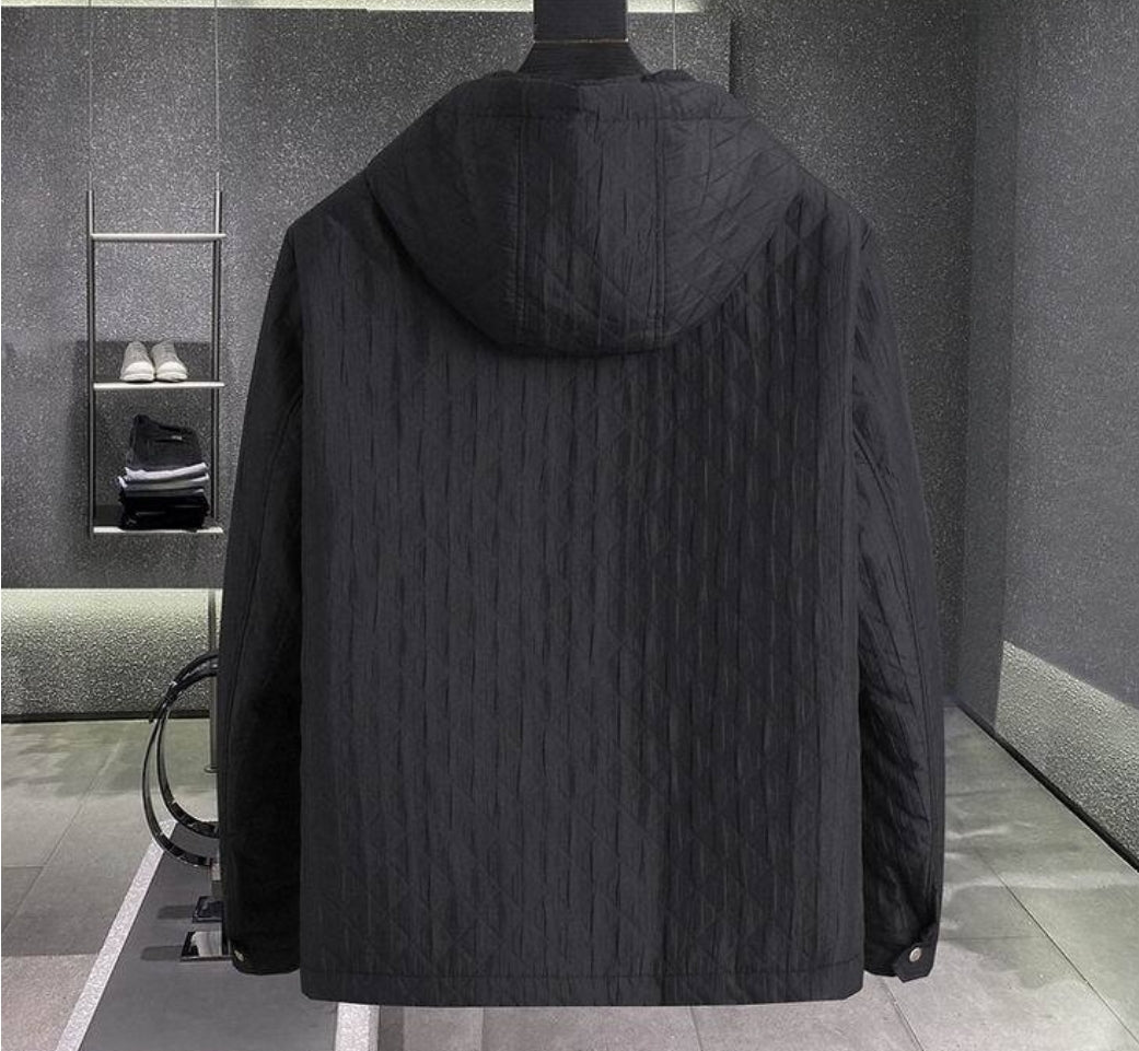 Les vestes Prada pour homme incarnent un style sophistiqué et une qualité exceptionnelle, reflétant l’expertise de la marque dans la mode haut de gamme