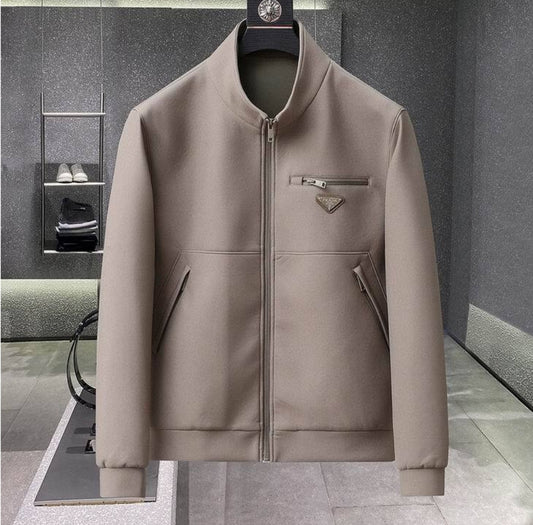 Les vestes Prada pour homme incarnent un style sophistiqué et une qualité exceptionnelle, reflétant l’expertise de la marque dans la mode haut de gamme