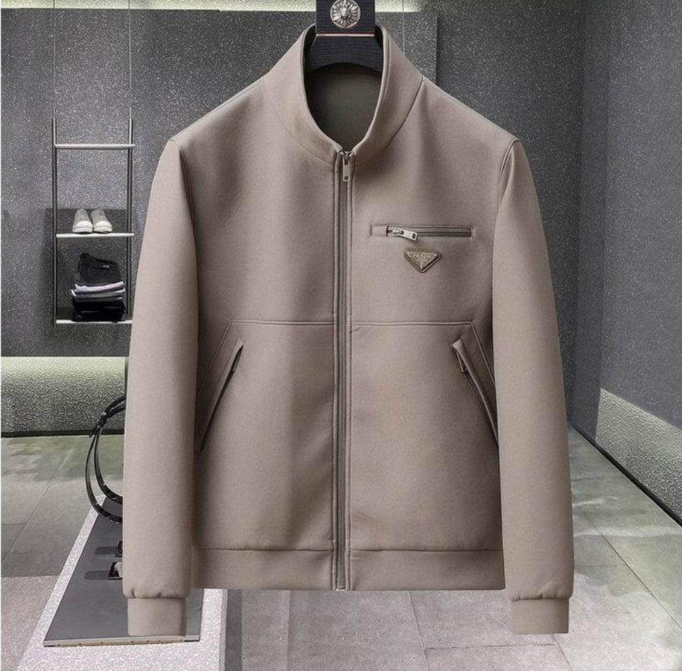 Les vestes Prada pour homme incarnent un style sophistiqué et une qualité exceptionnelle, reflétant l’expertise de la marque dans la mode haut de gamme