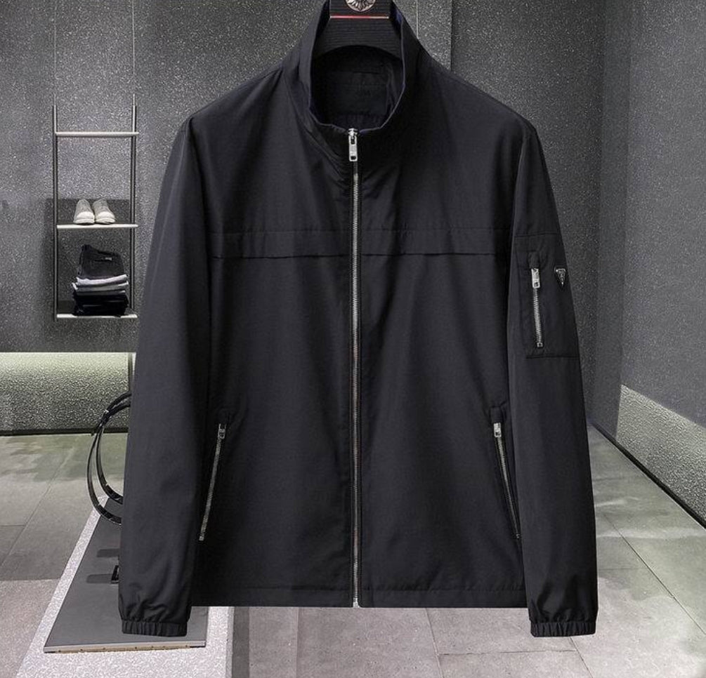Les vestes Prada pour homme incarnent un style sophistiqué et une qualité exceptionnelle, reflétant l’expertise de la marque dans la mode haut de gamme