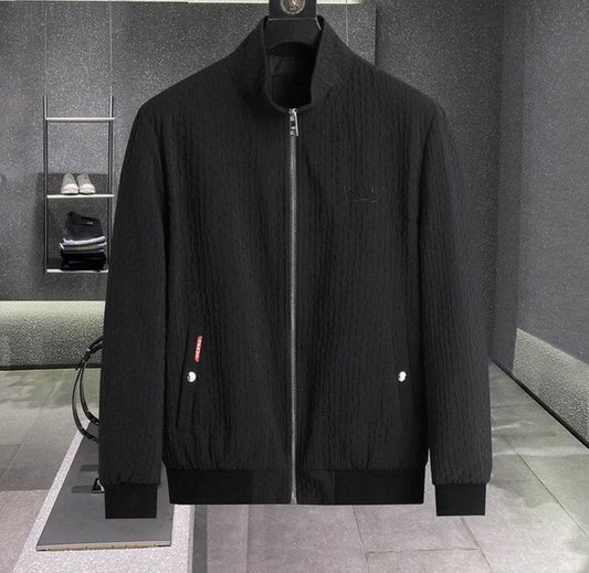 Les vestes Prada pour homme incarnent un style sophistiqué et une qualité exceptionnelle, reflétant l’expertise de la marque dans la mode haut de gamme