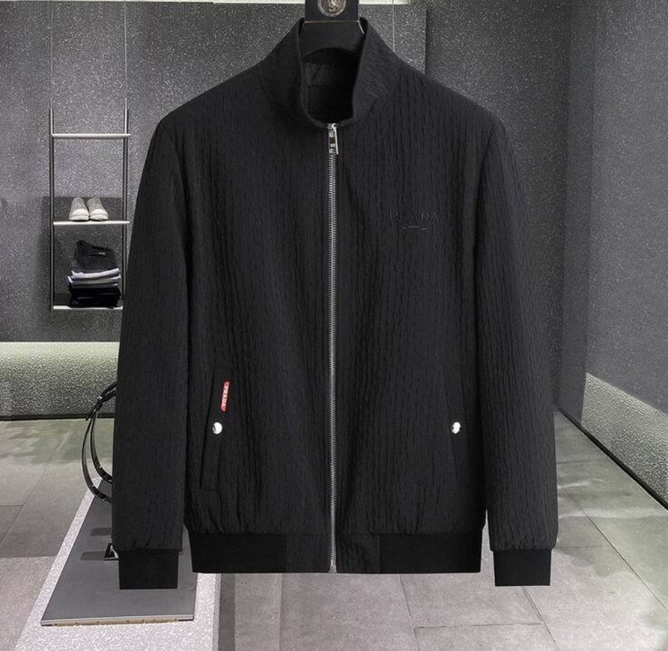 Les vestes Prada pour homme incarnent un style sophistiqué et une qualité exceptionnelle, reflétant l’expertise de la marque dans la mode haut de gamme