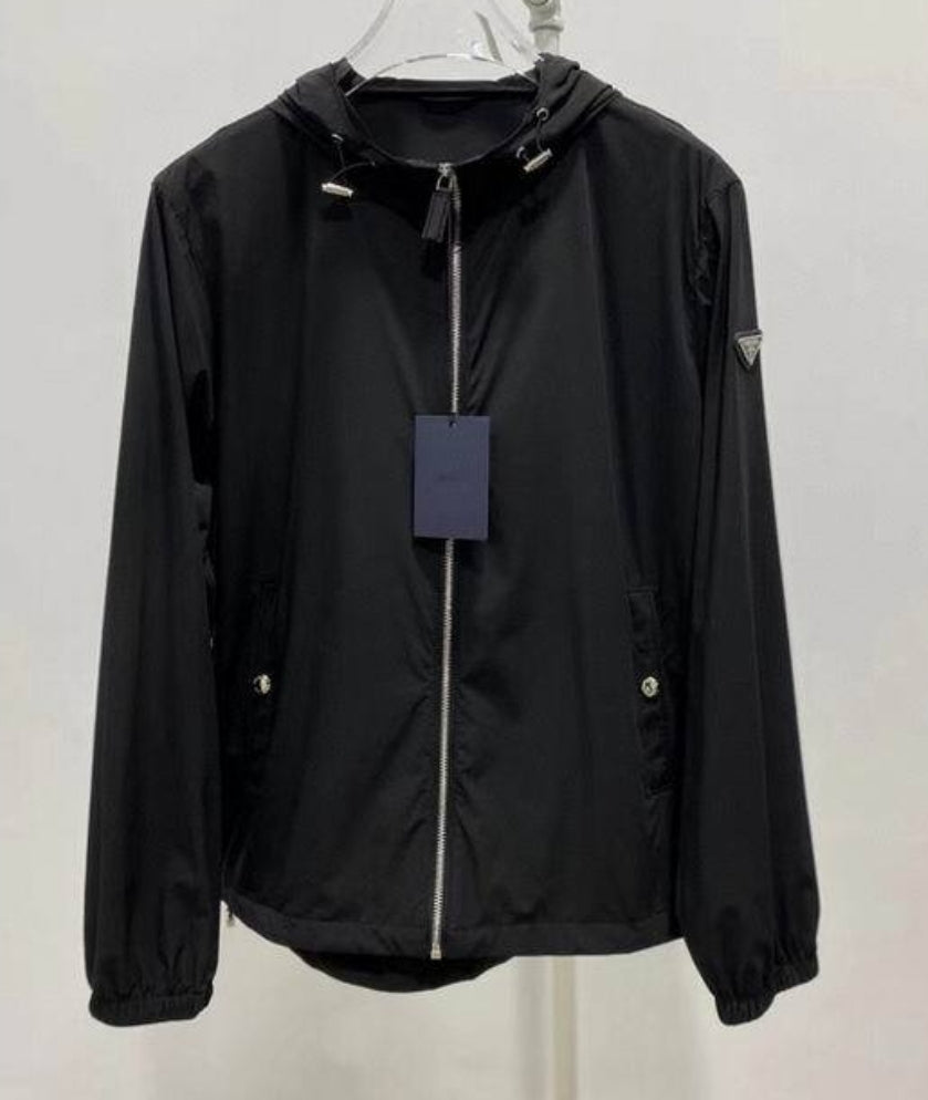 Les vestes Prada pour homme incarnent un style sophistiqué et une qualité exceptionnelle, reflétant l’expertise de la marque dans la mode haut de gamme