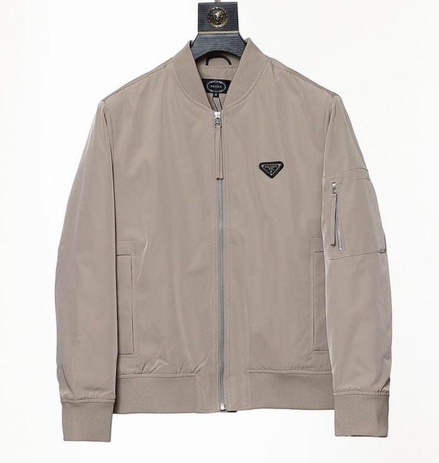 Les vestes Prada pour homme incarnent un style sophistiqué et une qualité exceptionnelle, reflétant l’expertise de la marque dans la mode haut de gamme